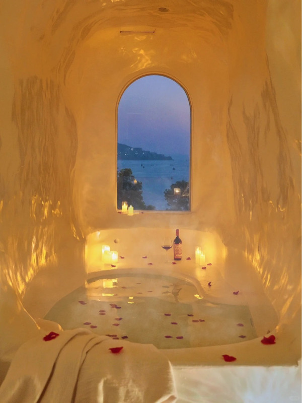 蜜悦·深圳藍白聖島懸崖泡池美宿（圖片來源：小紅書＠蜜悦文旅）