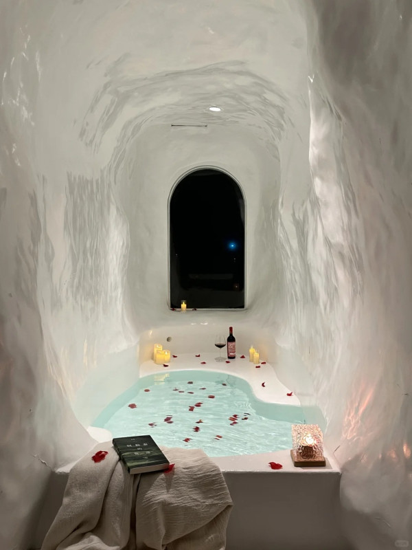 蜜悦·深圳藍白聖島懸崖泡池美宿（圖片來源：小紅書＠蜜悦文旅）