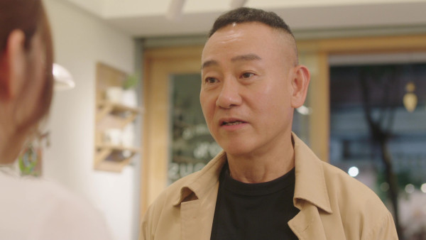 刑偵12｜陳自瑤甜笑溫柔超白打燈獲讚靚到發光 束馬尾凍齡演樸素單親媽咪