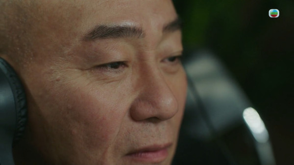 刑偵12｜陳自瑤甜笑溫柔超白打燈獲讚靚到發光 束馬尾凍齡演樸素單親媽咪