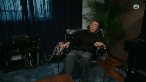 刑偵12｜陳自瑤甜笑溫柔超白打燈獲讚靚到發光 束馬尾凍齡演樸素單親媽咪