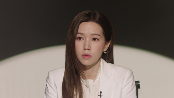 刑偵12｜傅嘉莉飾演心理學家一原因遭勒令留長直髮 超貼身白色鉛筆西裝裙晒完美S曲線