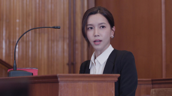 刑偵12｜傅嘉莉飾演心理學家一原因遭勒令留長直髮 超貼身白色鉛筆西裝裙晒完美S曲線
