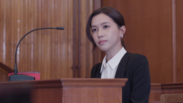刑偵12｜傅嘉莉飾演心理學家一原因遭勒令留長直髮 超貼身白色鉛筆西裝裙晒完美S曲線