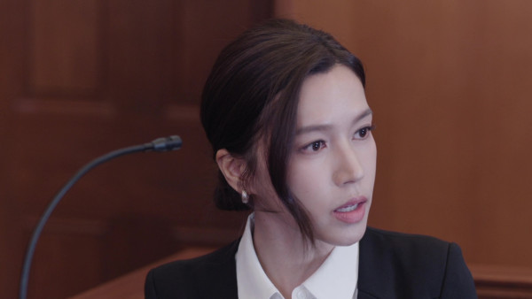 刑偵12｜傅嘉莉飾演心理學家一原因遭勒令留長直髮 超貼身白色鉛筆西裝裙晒完美S曲線