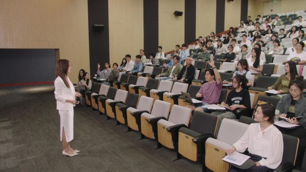 刑偵12｜傅嘉莉飾演心理學家一原因遭勒令留長直髮 超貼身白色鉛筆西裝裙晒完美S曲線