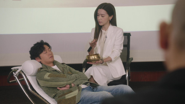 刑偵12｜傅嘉莉飾演心理學家一原因遭勒令留長直髮 超貼身白色鉛筆西裝裙晒完美S曲線