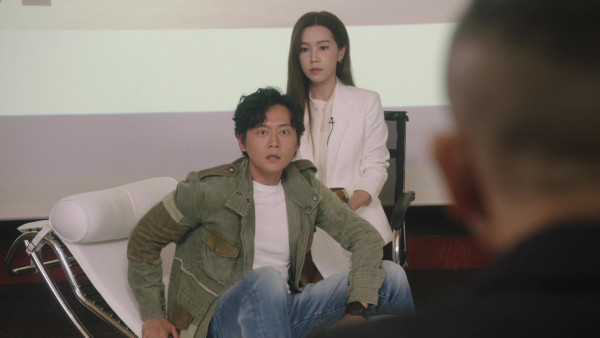 刑偵12｜傅嘉莉飾演心理學家一原因遭勒令留長直髮 超貼身白色鉛筆西裝裙晒完美S曲線
