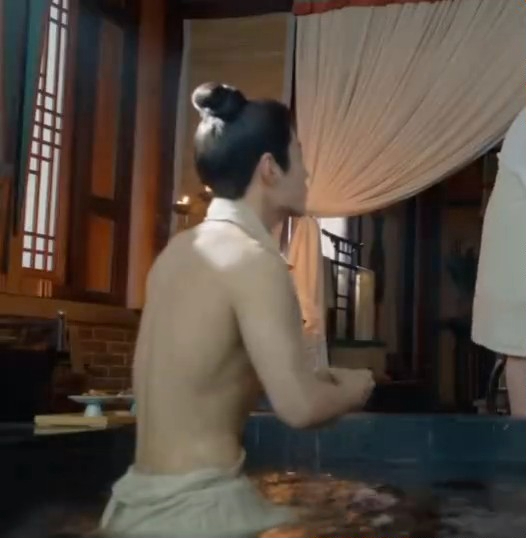 肖戰《藏海傳》半裸沐浴鏡頭大騷肌（圖片來源：微博@清晨路微凉）