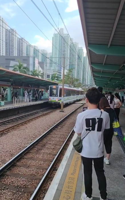 天水圍輕鐵罕見「倒車」街坊：幾廿年嚟第一次見 附港鐵回應