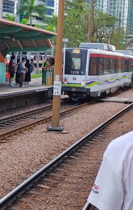 天水圍輕鐵罕見「倒車」街坊：幾廿年嚟第一次見 附港鐵回應