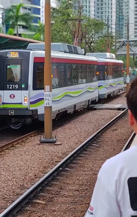 天水圍輕鐵罕見「倒車」街坊：幾廿年嚟第一次見 附港鐵回應