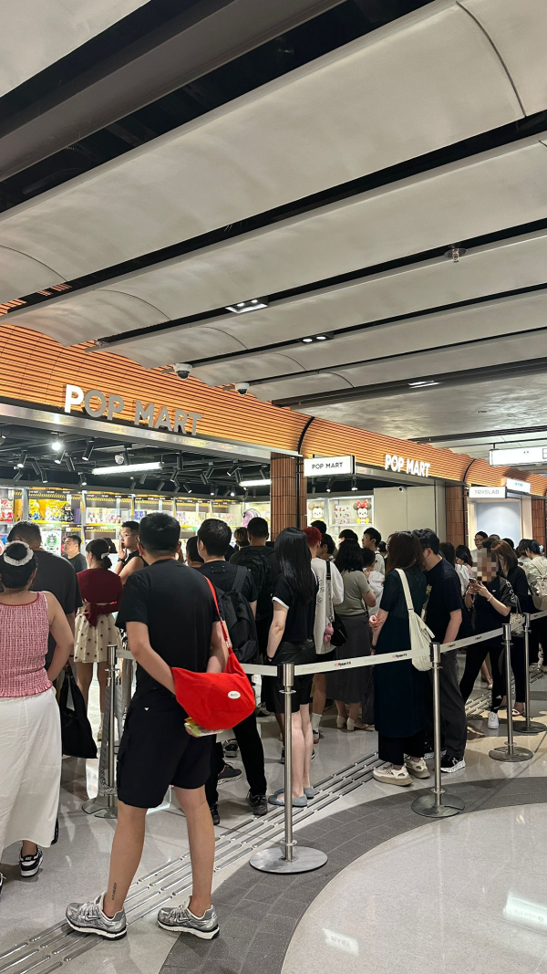 Pop Mart再現超長人龍！盲盒公仔炒價逼近$1000！多次補貨仍掀搶購熱潮！