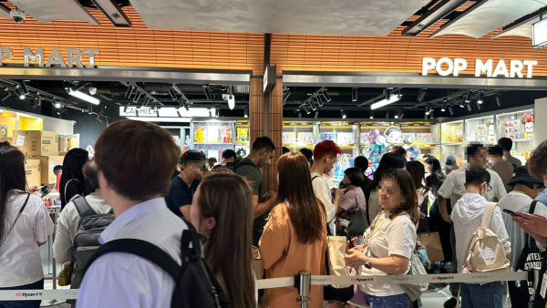 Pop Mart再現超長人龍！盲盒公仔炒價逼近$1000！多次補貨仍掀搶購熱潮！