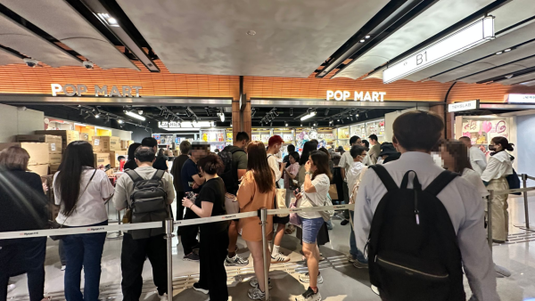 Pop Mart再現超長人龍！盲盒公仔炒價逼近$1000！多次補貨仍掀搶購熱潮！