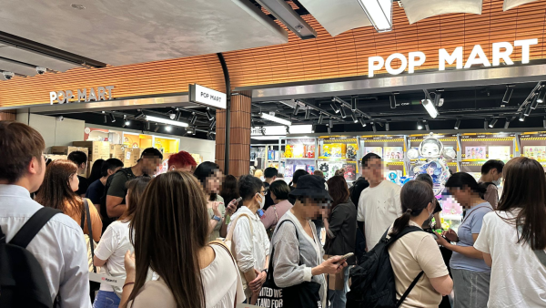 Pop Mart再現超長人龍！盲盒公仔炒價逼近$1000！多次補貨仍掀搶購熱潮！