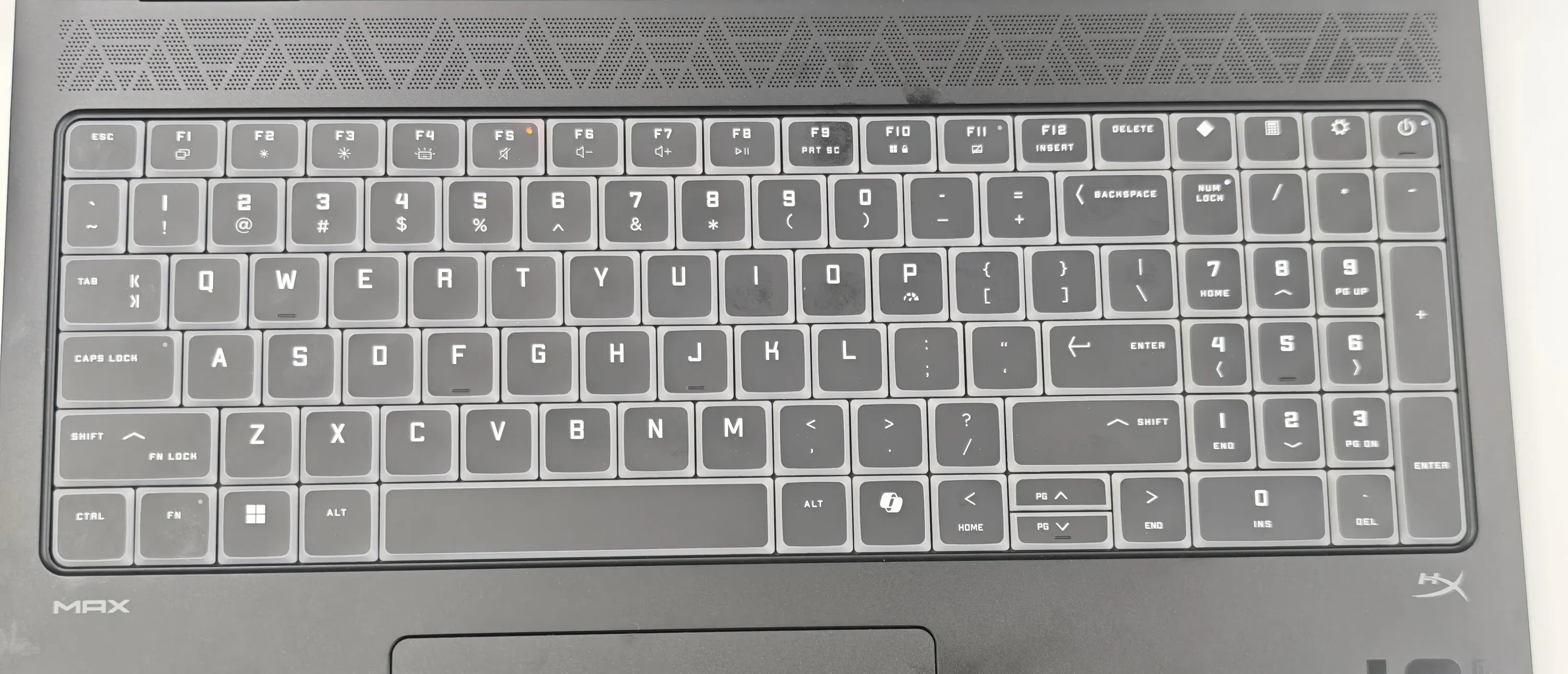 HP OMEN MAX 16 評測！內置 RTX 5090 流動版，電競旗艦全面解構！