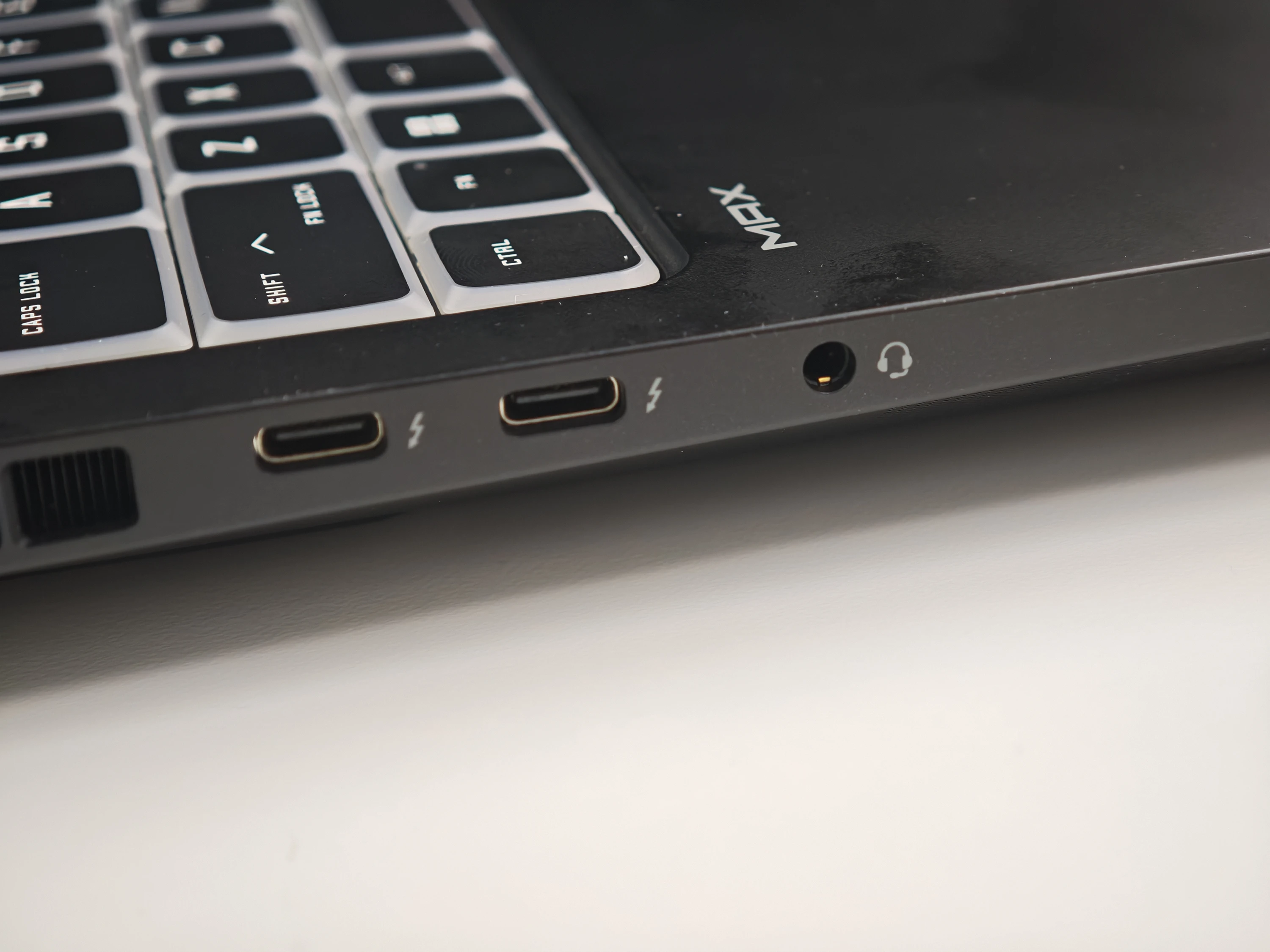 HP OMEN MAX 16 評測！內置 RTX 5090 流動版，電競旗艦全面解構！