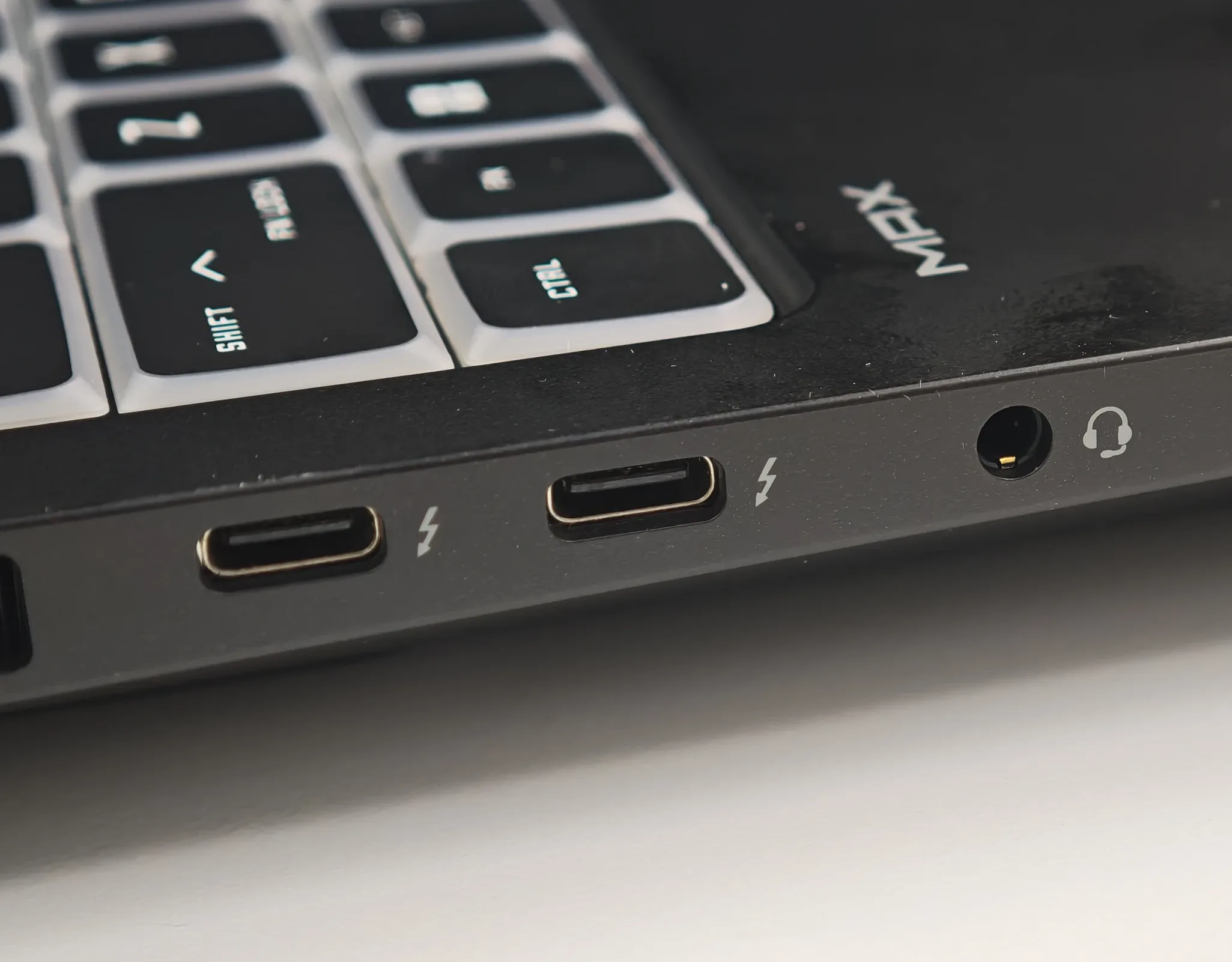 HP OMEN MAX 16 評測！內置 RTX 5090 流動版，電競旗艦全面解構！