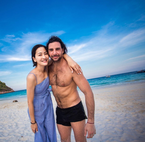 周汶錡51歲生日凍齡美貌驚人！法籍老公身型變圓潤！妹妹周勵淇夫婦合體現身
