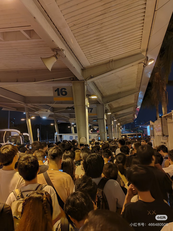 JJ林俊傑演唱會｜內地歌迷跨境睇騷 深夜迫爆口岸 過境巴士大排長龍