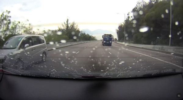 港爸晒登機證全家自拍打卡 網民出手惡搞 一家四口慘被拆散  「享用」糖尿病飛機餐