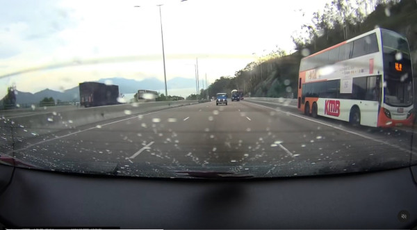 港爸晒登機證全家自拍打卡 網民出手惡搞 一家四口慘被拆散  「享用」糖尿病飛機餐