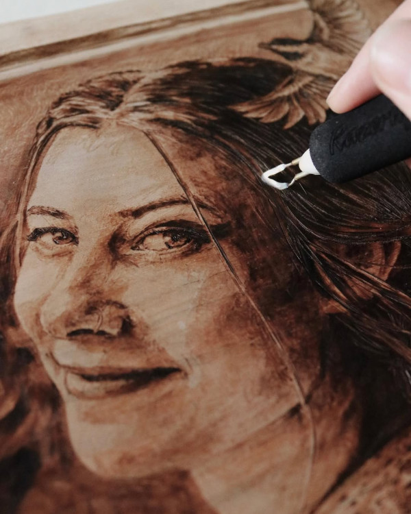 動物烙畫將廢棄木頭當畫布 醫科生變藝術家巧手還原大自然之美 