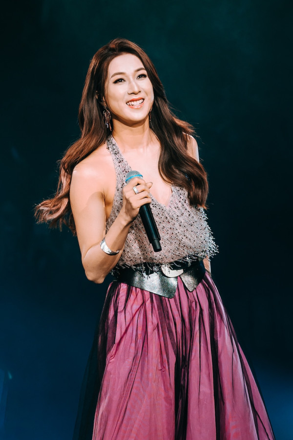 林峯紅館演唱會2025｜鍾嘉欣台上感動爆喊林峯暖心拭淚 常在心Alfred世紀合體唱《心領》