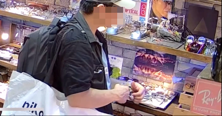 天眼直擊賊人眼鏡鋪「零元購」  假裝觀賞眼鏡順勢收入囊中 網民笑言：自已識配鏡片？