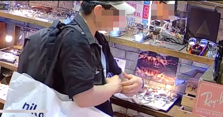 天眼直擊賊人眼鏡鋪「零元購」  假裝觀賞眼鏡順勢收入囊中 網民笑言：自已識配鏡片？