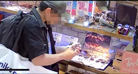 天眼直擊賊人眼鏡鋪「零元購」  假裝觀賞眼鏡順勢收入囊中 網民笑言：自已識配鏡片？