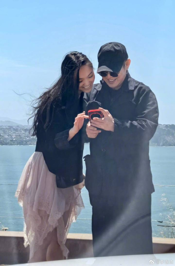 李連杰細女名牌大學畢業赴美見證　完美遺傳太太利智精緻美貌！4名女兒均是學霸