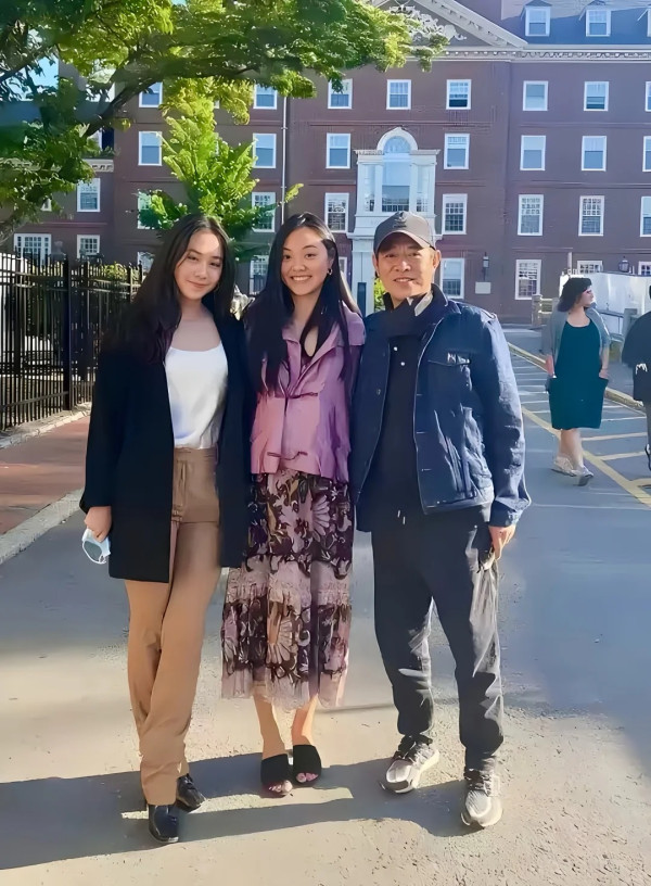 李連杰細女名牌大學畢業赴美見證　完美遺傳太太利智精緻美貌！4名女兒均是學霸