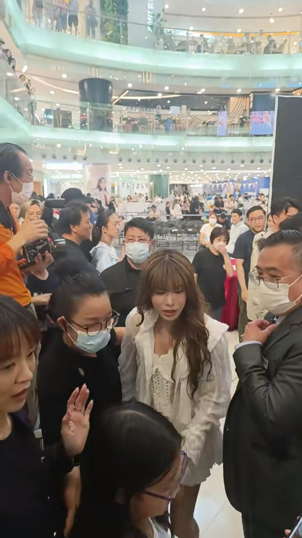 古佩玲疑似第N度進化臉部明顯僵硬 床上寫真擠事業線驚變BY2「膠面」？