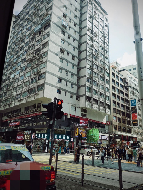 遊港唔踎得又冇凳坐 內地客問：「香港人真的不會覺得累嗎？」