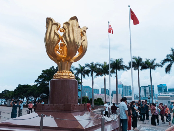 遊港唔踎得又冇凳坐 內地客問：「香港人真的不會覺得累嗎？」