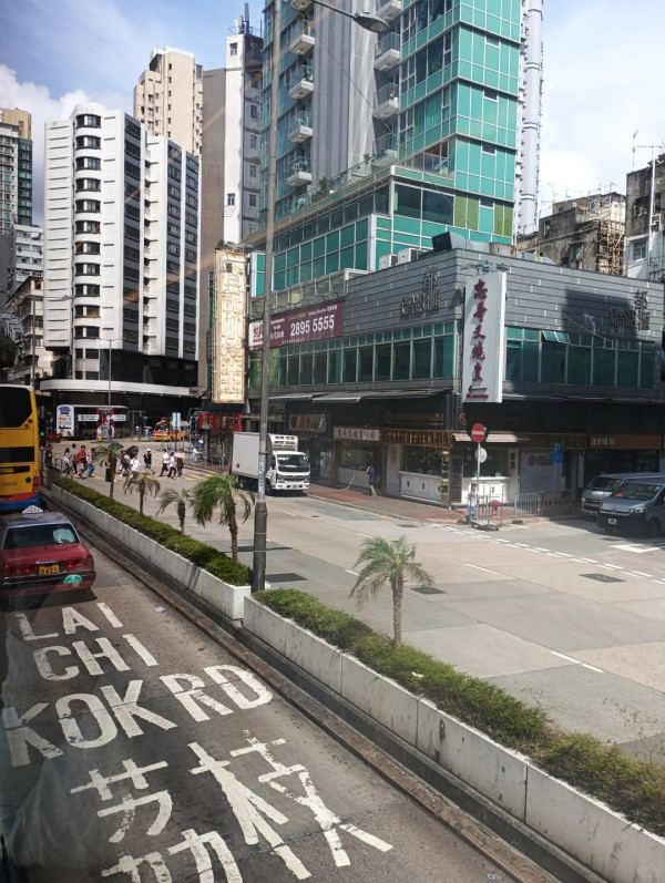 遊港唔踎得又冇凳坐 內地客問：「香港人真的不會覺得累嗎？」