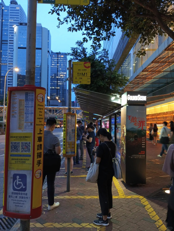 遊港唔踎得又冇凳坐 內地客問：「香港人真的不會覺得累嗎？」