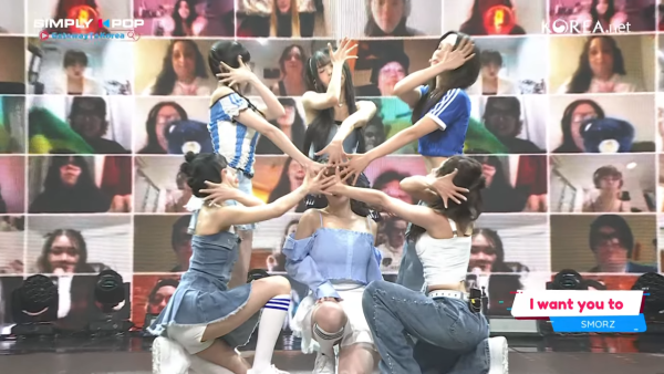 女團SMORZ首次登上韓國ArirangTV的音樂放送節目《Simply Kpop》（圖片來源：YouTube@Koreanet）
