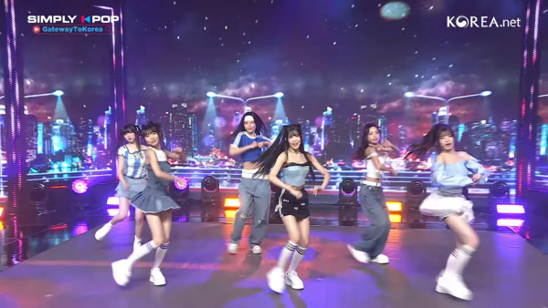 女團SMORZ首次登上韓國ArirangTV的音樂放送節目《Simply Kpop》（圖片來源：YouTube@Koreanet）