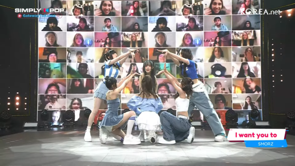 女團SMORZ首次登上韓國ArirangTV的音樂放送節目《Simply Kpop》（圖片來源：YouTube@Koreanet）
