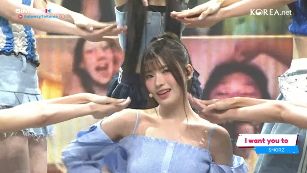 女團SMORZ首次登上韓國ArirangTV的音樂放送節目《Simply Kpop》（圖片來源：YouTube@Koreanet）