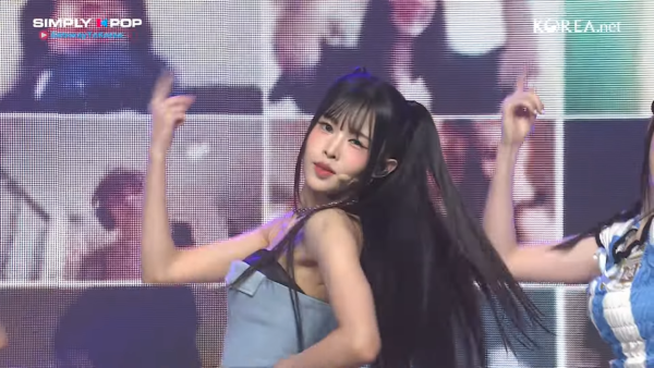 女團SMORZ首次登上韓國ArirangTV的音樂放送節目《Simply Kpop》（圖片來源：YouTube@Koreanet）