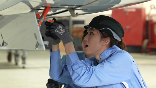 劉穎鏇體驗飛機維修工作驚變「問題少女」扭爆螺絲批咀兼整跌攝影機