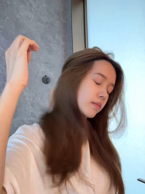 40歲傅嘉莉公開最真實素顏樣貌 中女膚況現形震驚網民：似18歲！