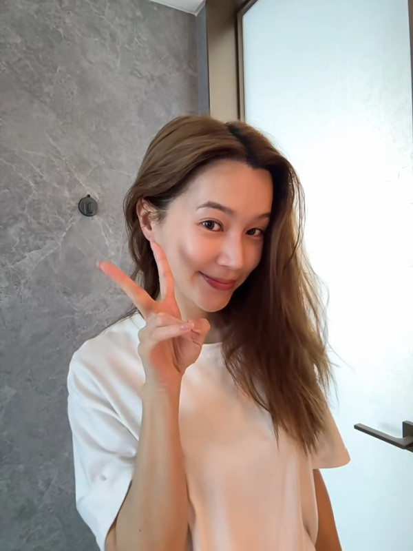 40歲傅嘉莉公開最真實素顏樣貌 中女膚況現形震驚網民：似18歲！