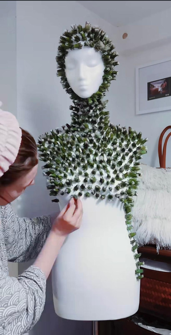 轉瞬即逝蒲公英連身裙 用上近千朵花蕾!同時綻放如煙火超震撼