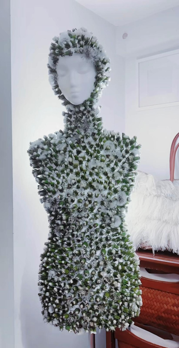 轉瞬即逝蒲公英連身裙 用上近千朵花蕾!同時綻放如煙火超震撼