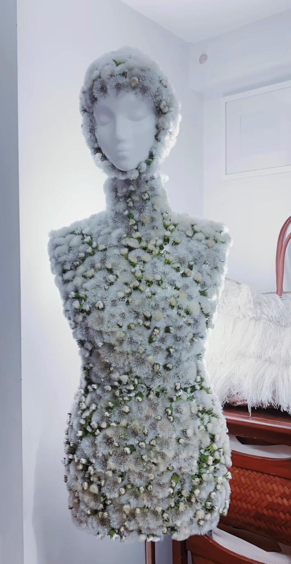 轉瞬即逝蒲公英連身裙 用上近千朵花蕾!同時綻放如煙火超震撼